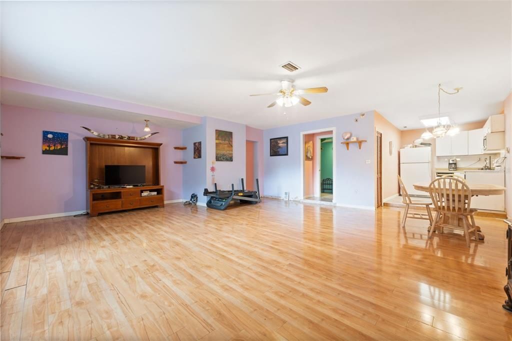 待售: $410,000 (4 贝兹, 2 浴室, 3121 平方英尺)