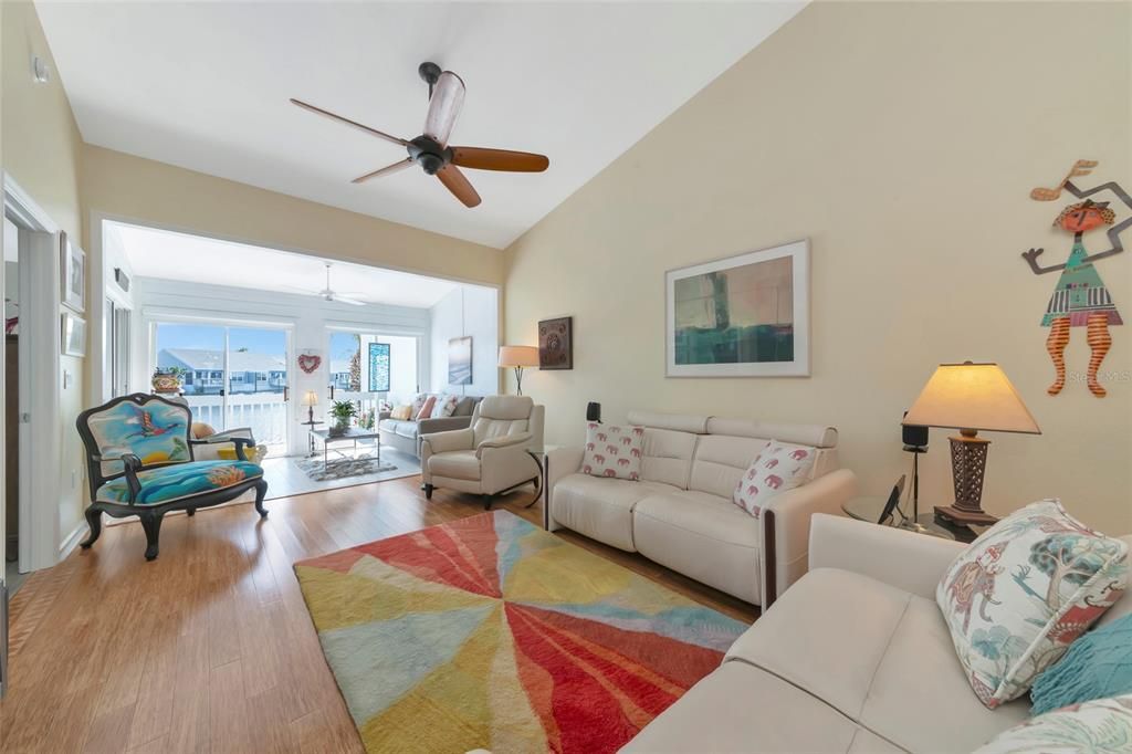 合同活跃: $379,000 (2 贝兹, 2 浴室, 1453 平方英尺)