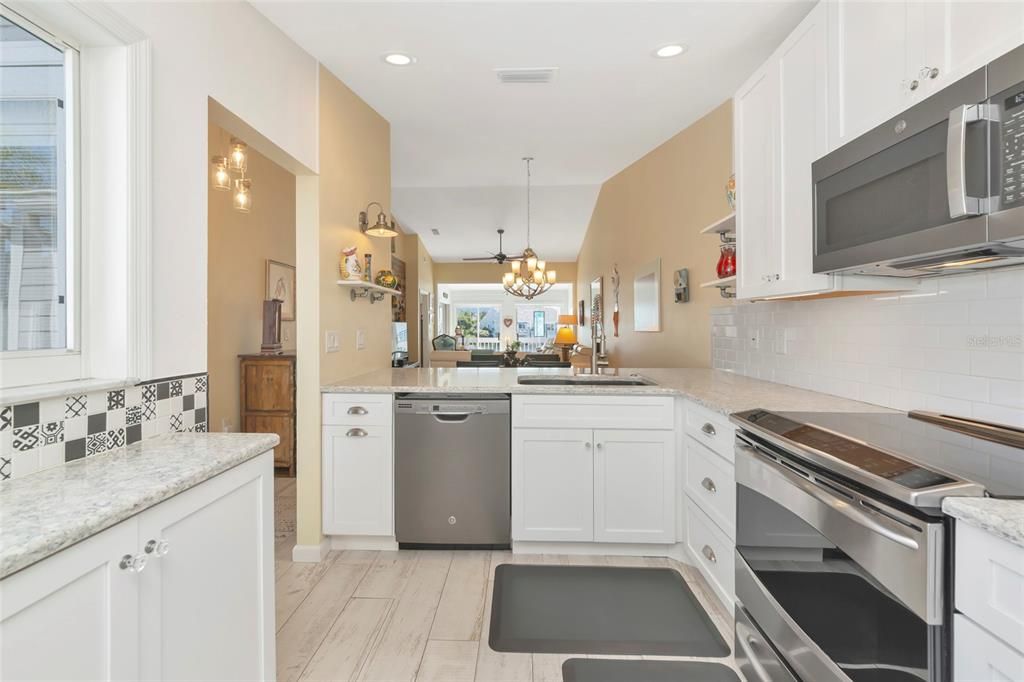 合同活跃: $379,000 (2 贝兹, 2 浴室, 1453 平方英尺)