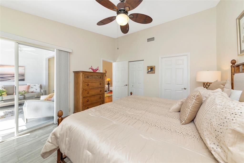 合同活跃: $379,000 (2 贝兹, 2 浴室, 1453 平方英尺)