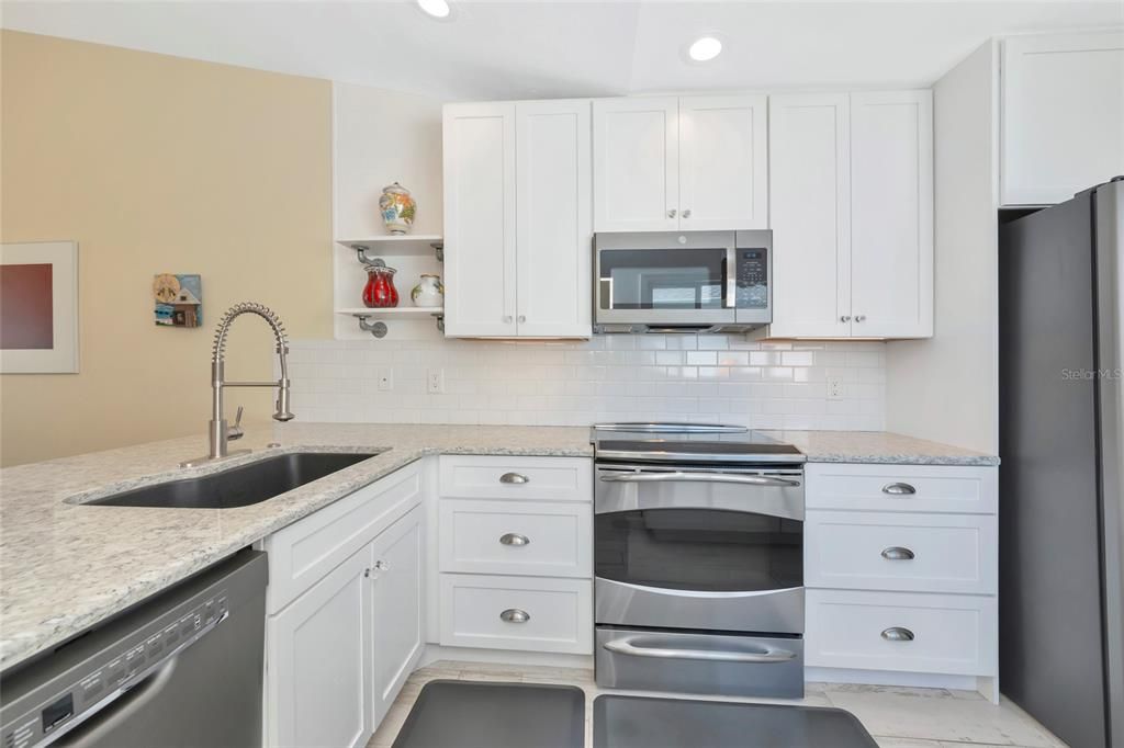 合同活跃: $379,000 (2 贝兹, 2 浴室, 1453 平方英尺)