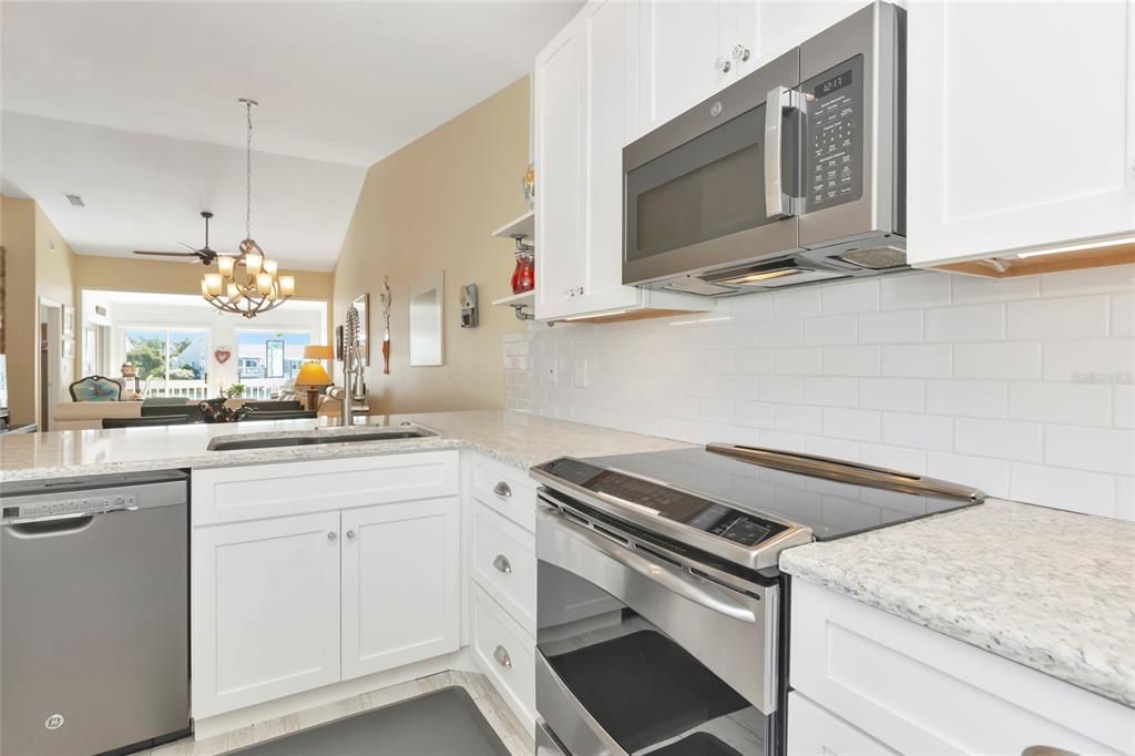 合同活跃: $379,000 (2 贝兹, 2 浴室, 1453 平方英尺)