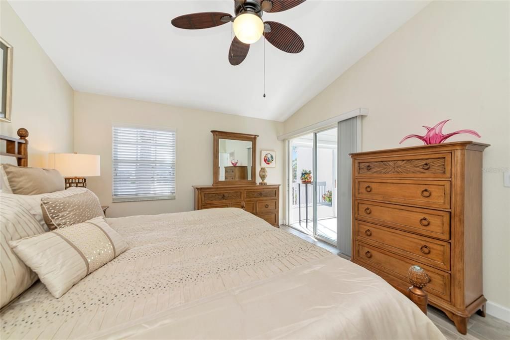 合同活跃: $379,000 (2 贝兹, 2 浴室, 1453 平方英尺)