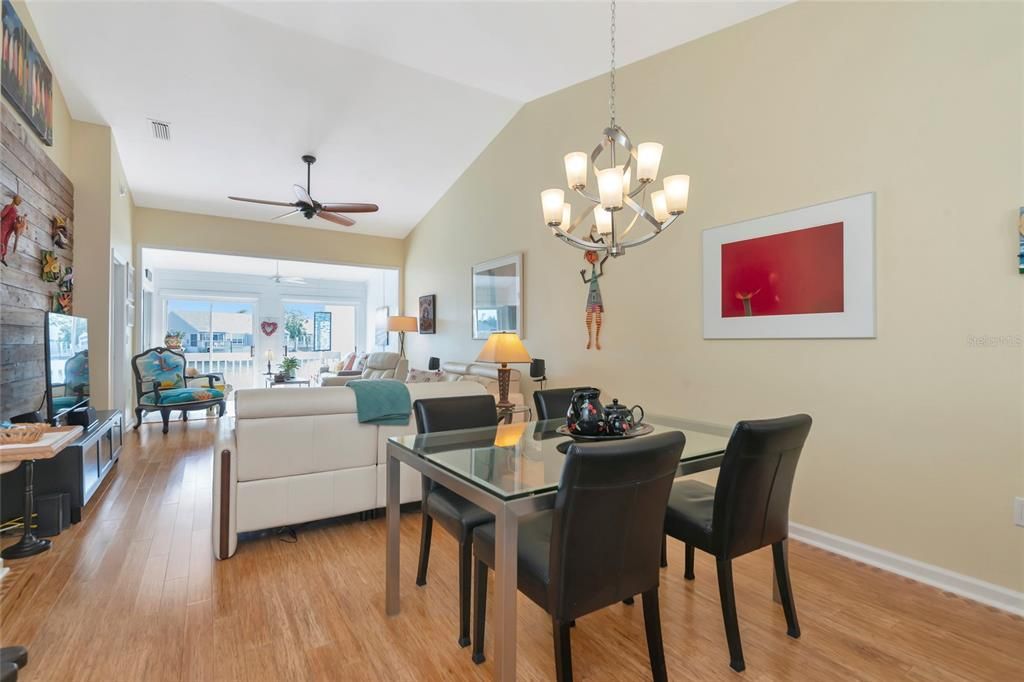 合同活跃: $379,000 (2 贝兹, 2 浴室, 1453 平方英尺)