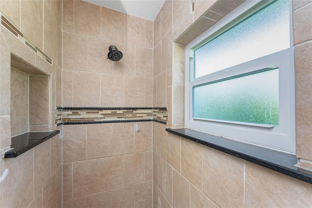 Activo con contrato: $347,500 (2 camas, 2 baños, 1379 Pies cuadrados)