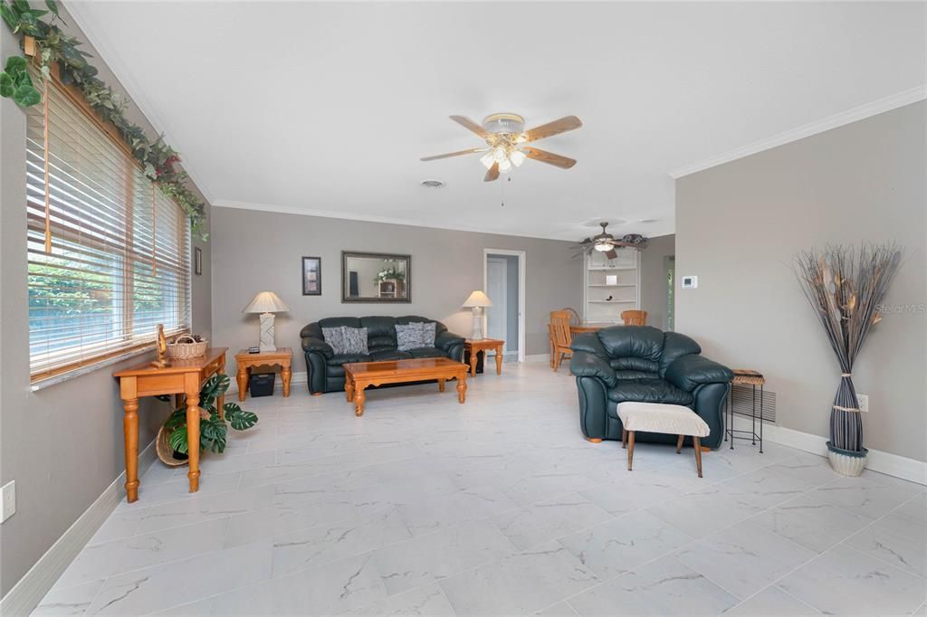 Activo con contrato: $347,500 (2 camas, 2 baños, 1379 Pies cuadrados)