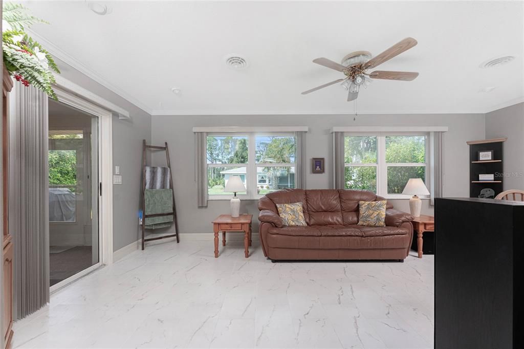 Activo con contrato: $347,500 (2 camas, 2 baños, 1379 Pies cuadrados)