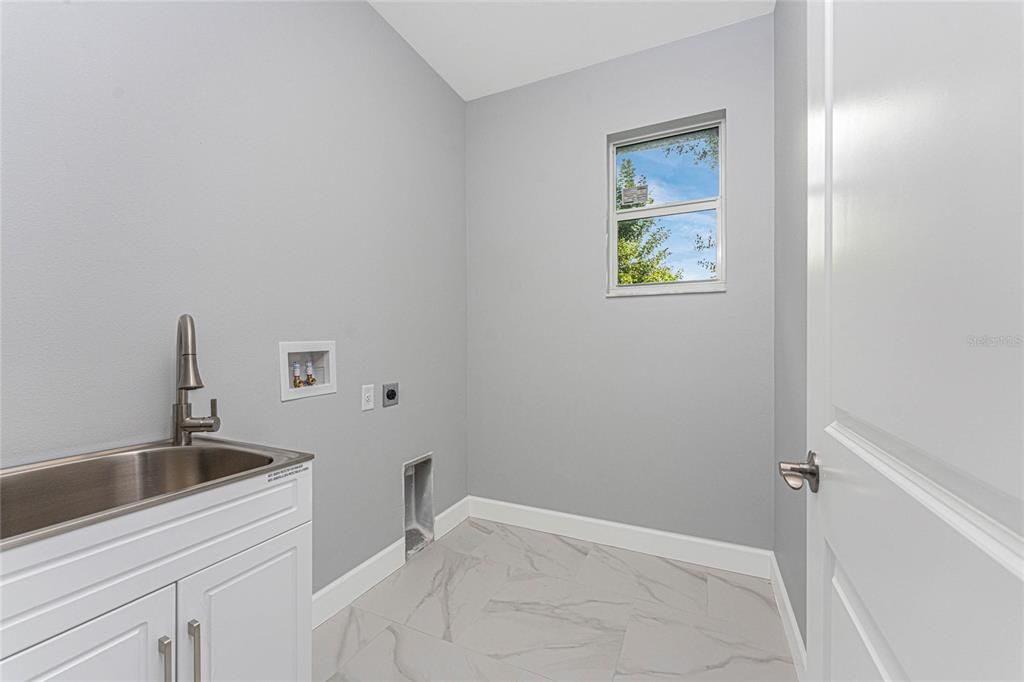 Active With Contract: $369,900 (3 beds, 2 baths, 1900 Square Feet)