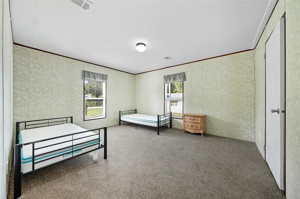 合同活跃: $175,000 (3 贝兹, 2 浴室, 1560 平方英尺)