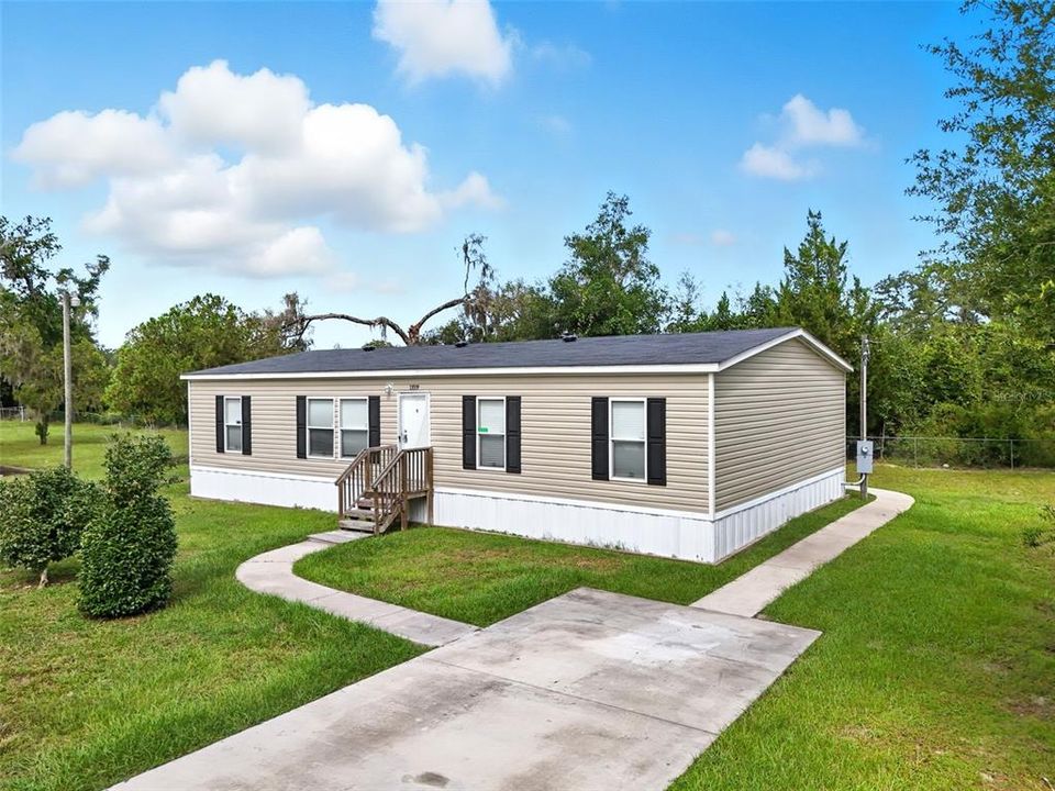 合同活跃: $175,000 (3 贝兹, 2 浴室, 1560 平方英尺)