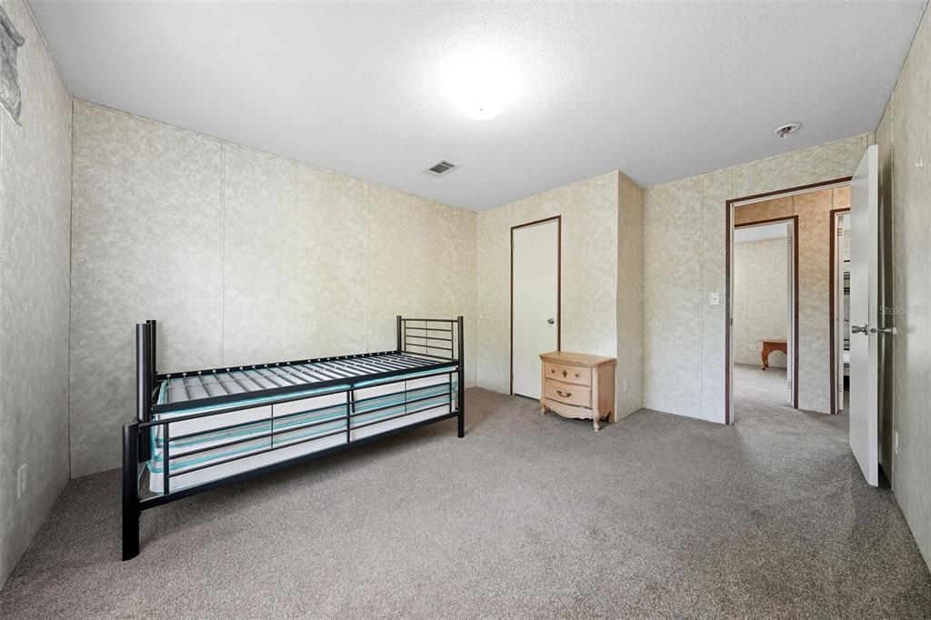 合同活跃: $175,000 (3 贝兹, 2 浴室, 1560 平方英尺)