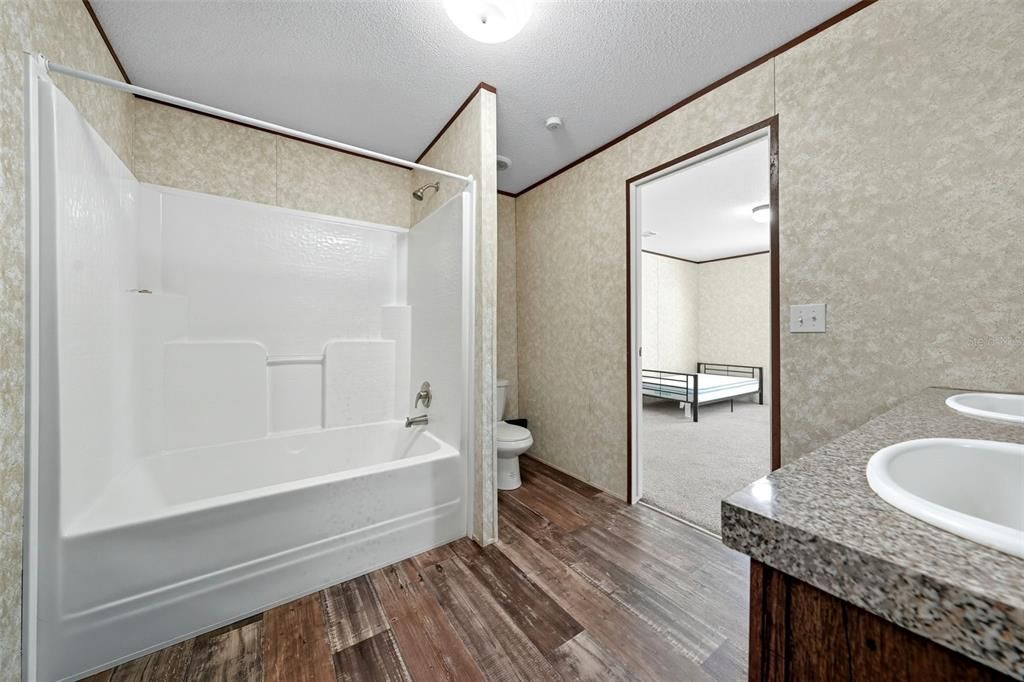 合同活跃: $175,000 (3 贝兹, 2 浴室, 1560 平方英尺)