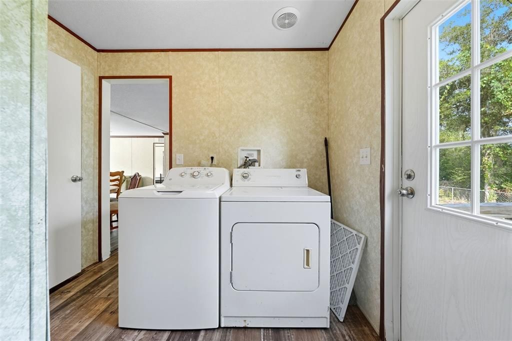 合同活跃: $175,000 (3 贝兹, 2 浴室, 1560 平方英尺)