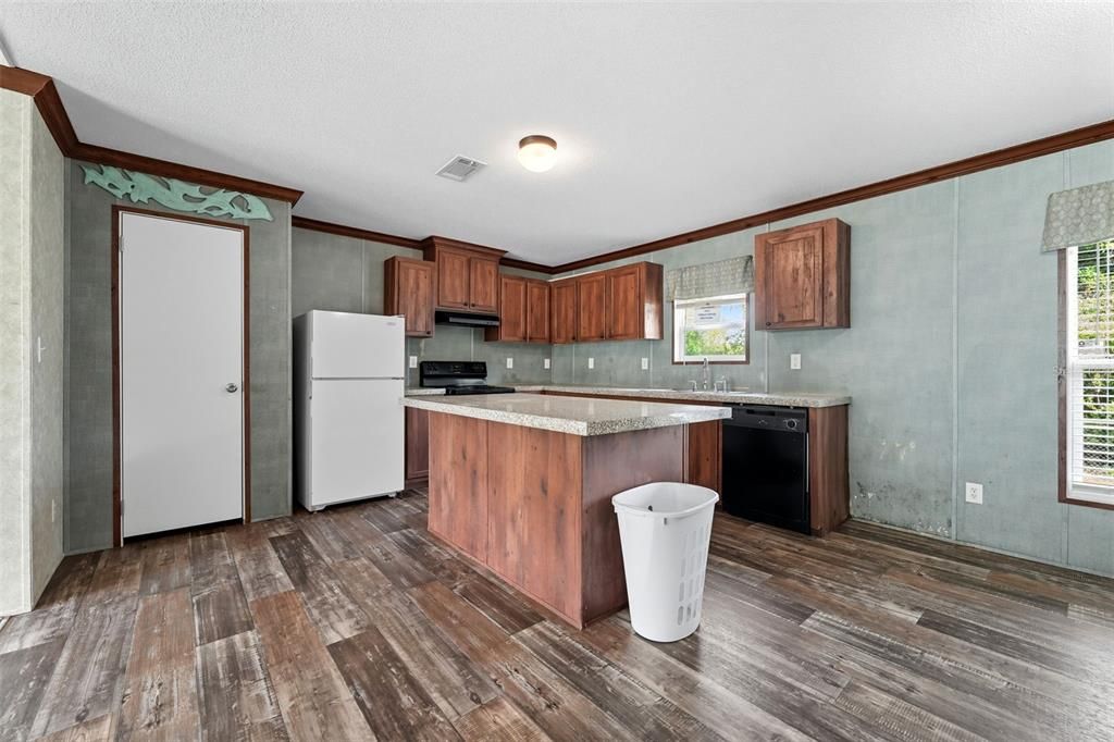 合同活跃: $175,000 (3 贝兹, 2 浴室, 1560 平方英尺)