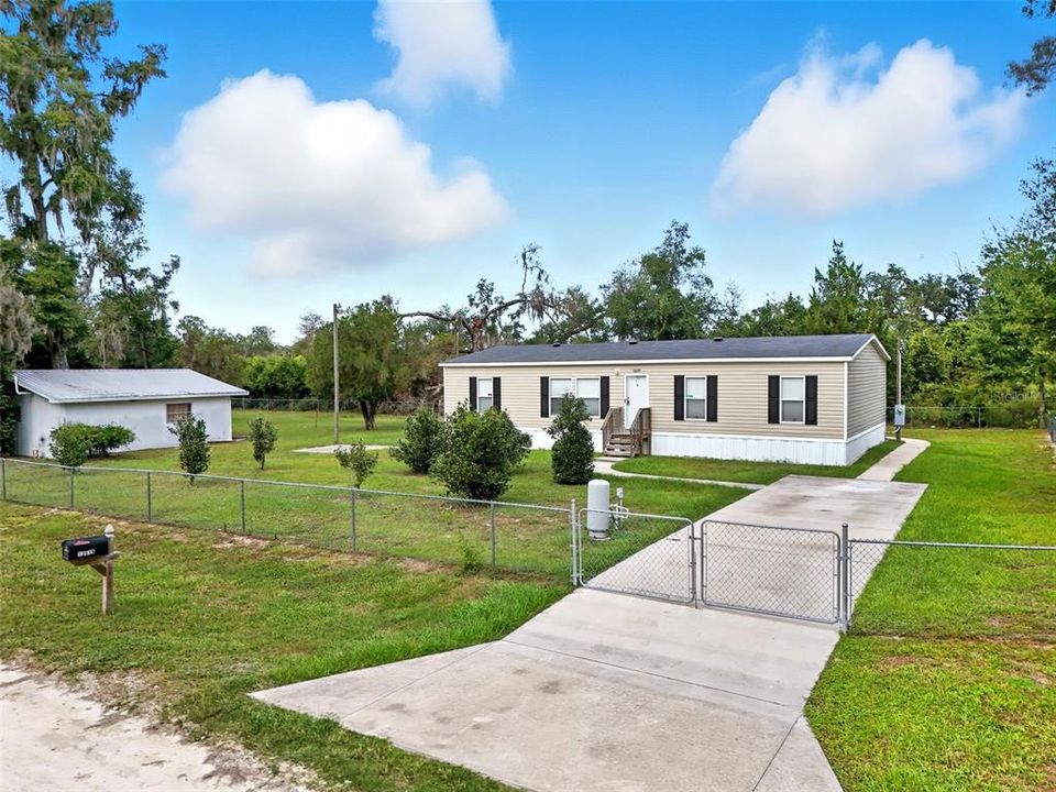 合同活跃: $175,000 (3 贝兹, 2 浴室, 1560 平方英尺)