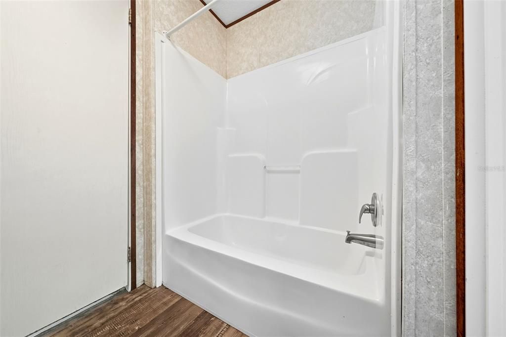 合同活跃: $175,000 (3 贝兹, 2 浴室, 1560 平方英尺)