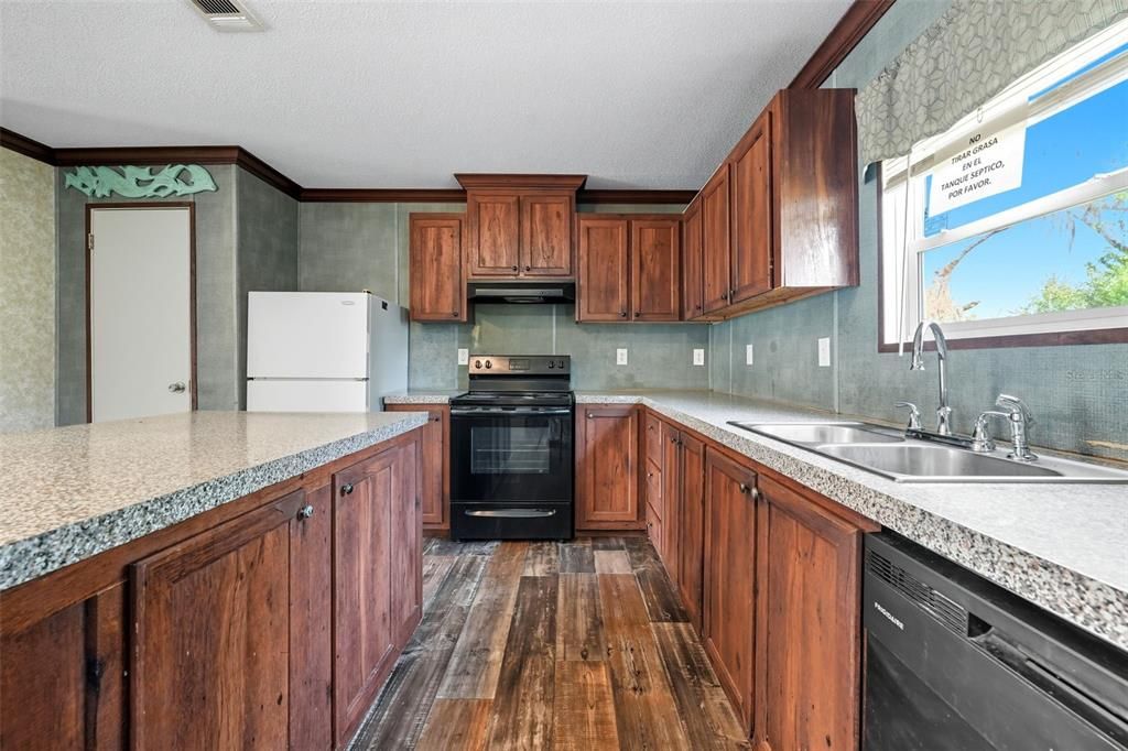 合同活跃: $175,000 (3 贝兹, 2 浴室, 1560 平方英尺)