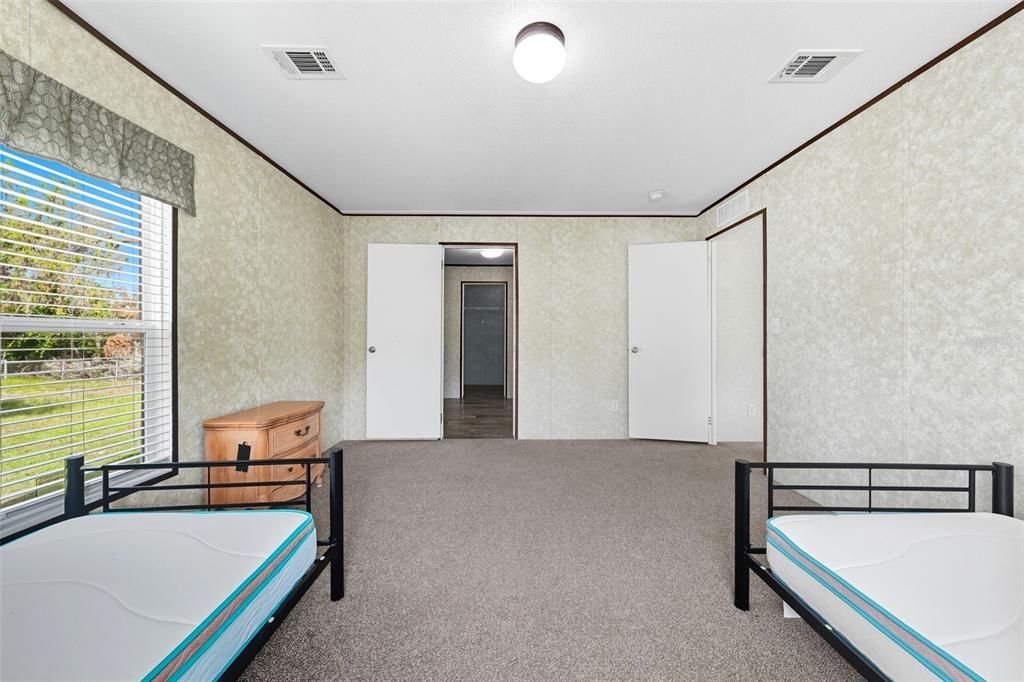 合同活跃: $175,000 (3 贝兹, 2 浴室, 1560 平方英尺)