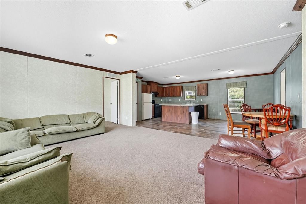 合同活跃: $175,000 (3 贝兹, 2 浴室, 1560 平方英尺)