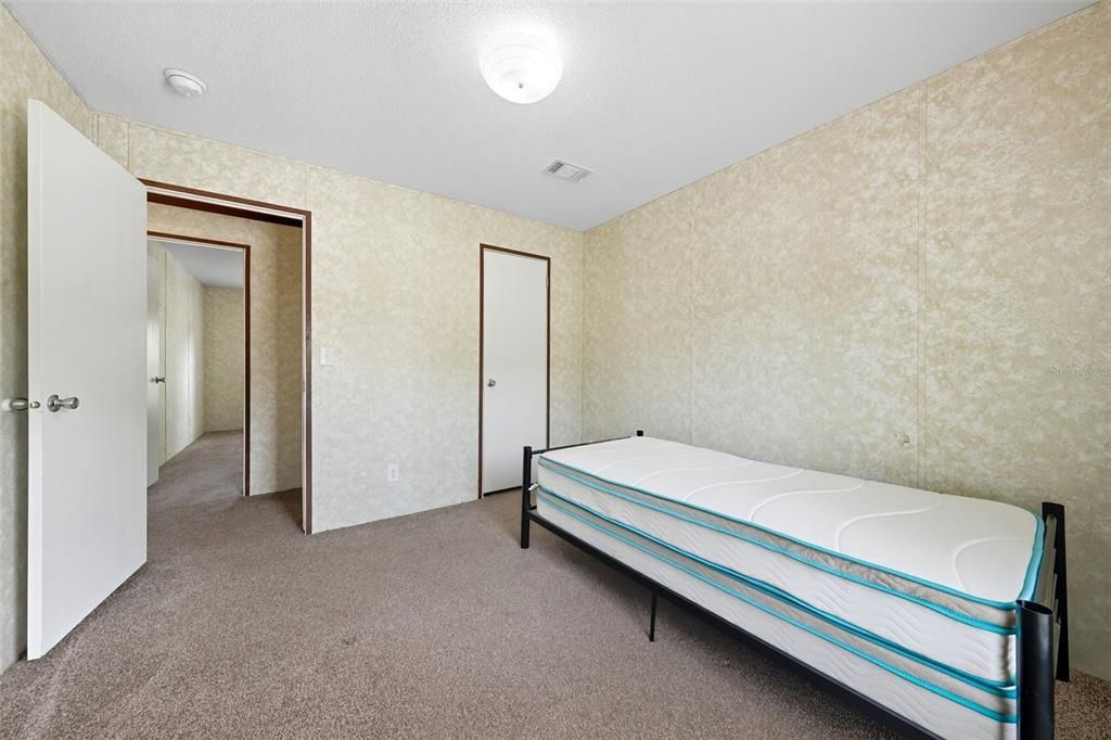 合同活跃: $175,000 (3 贝兹, 2 浴室, 1560 平方英尺)