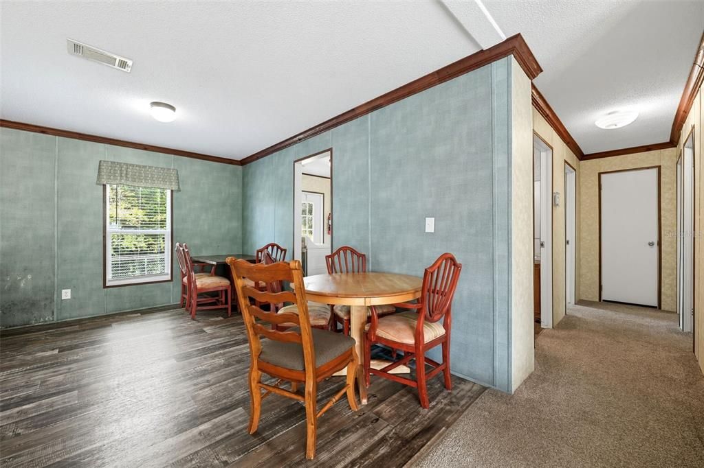 合同活跃: $175,000 (3 贝兹, 2 浴室, 1560 平方英尺)