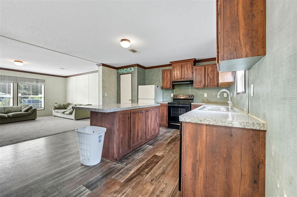 合同活跃: $175,000 (3 贝兹, 2 浴室, 1560 平方英尺)