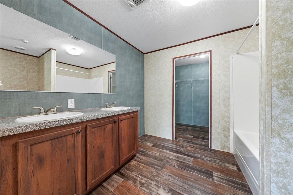 合同活跃: $175,000 (3 贝兹, 2 浴室, 1560 平方英尺)