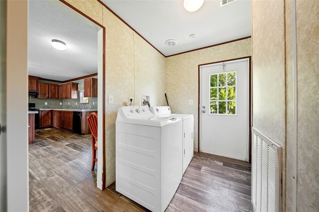 合同活跃: $175,000 (3 贝兹, 2 浴室, 1560 平方英尺)