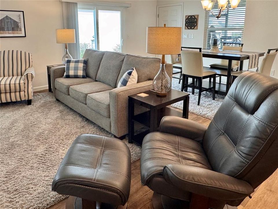 For Sale: $319,900 (2 beds, 2 baths, 1227 Square Feet)