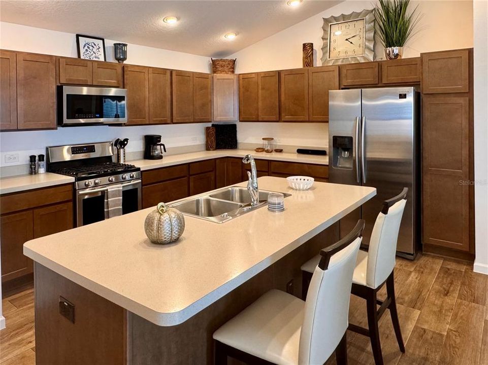 For Sale: $319,900 (2 beds, 2 baths, 1227 Square Feet)