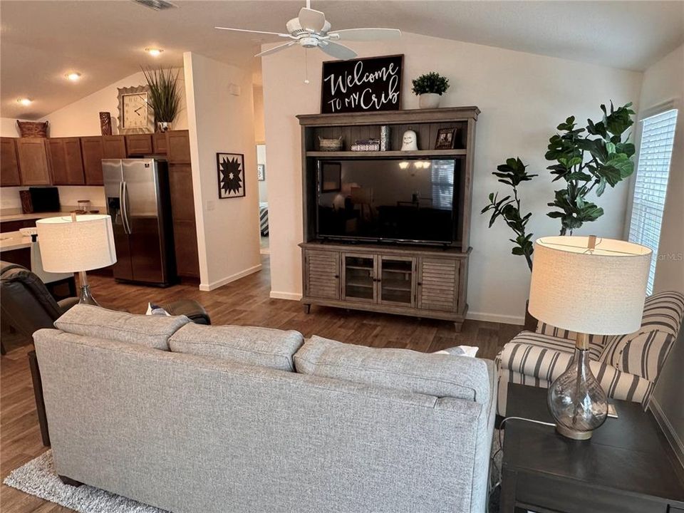 For Sale: $319,900 (2 beds, 2 baths, 1227 Square Feet)