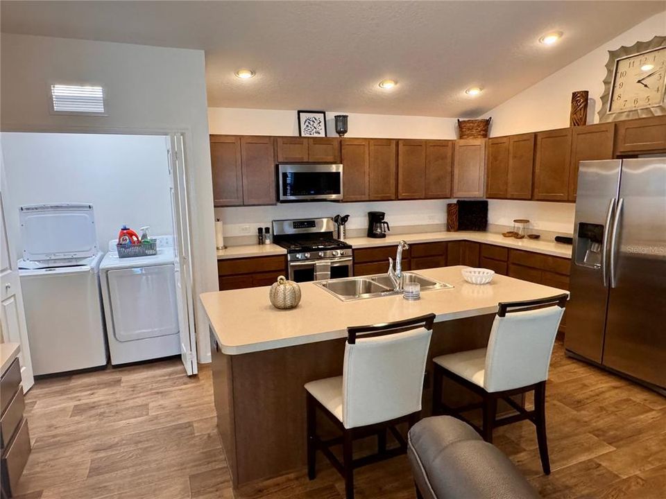 For Sale: $319,900 (2 beds, 2 baths, 1227 Square Feet)