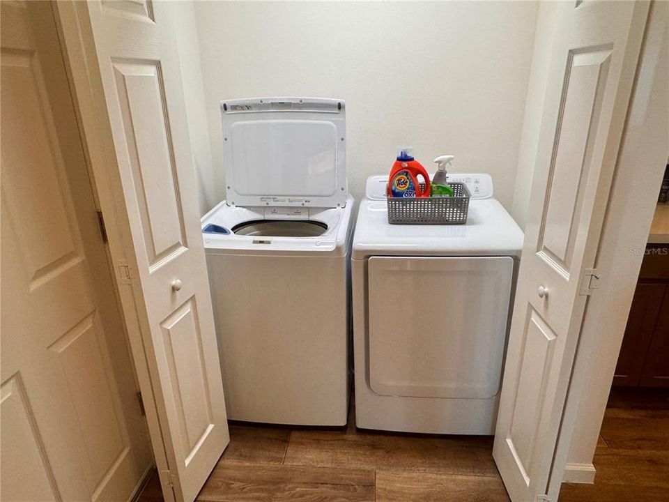 For Sale: $319,900 (2 beds, 2 baths, 1227 Square Feet)