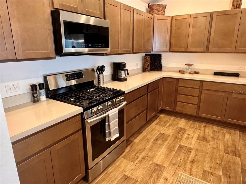 For Sale: $319,900 (2 beds, 2 baths, 1227 Square Feet)