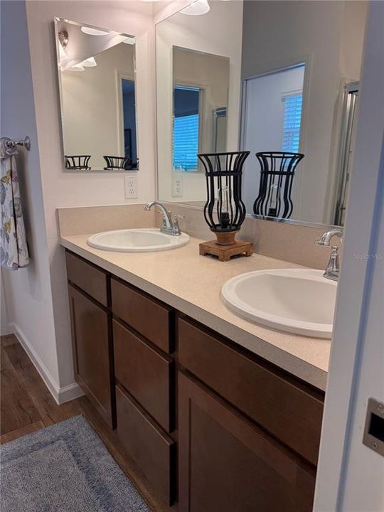 For Sale: $319,900 (2 beds, 2 baths, 1227 Square Feet)