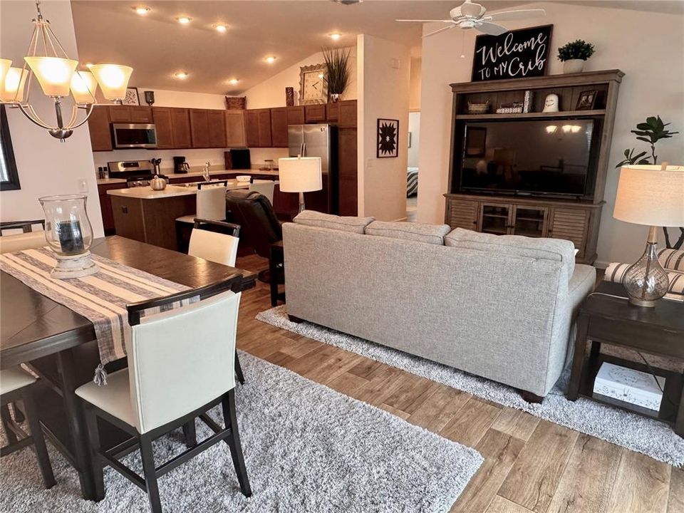 For Sale: $319,900 (2 beds, 2 baths, 1227 Square Feet)