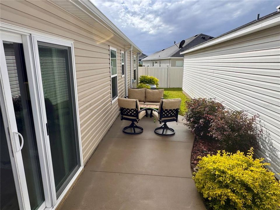 For Sale: $319,900 (2 beds, 2 baths, 1227 Square Feet)