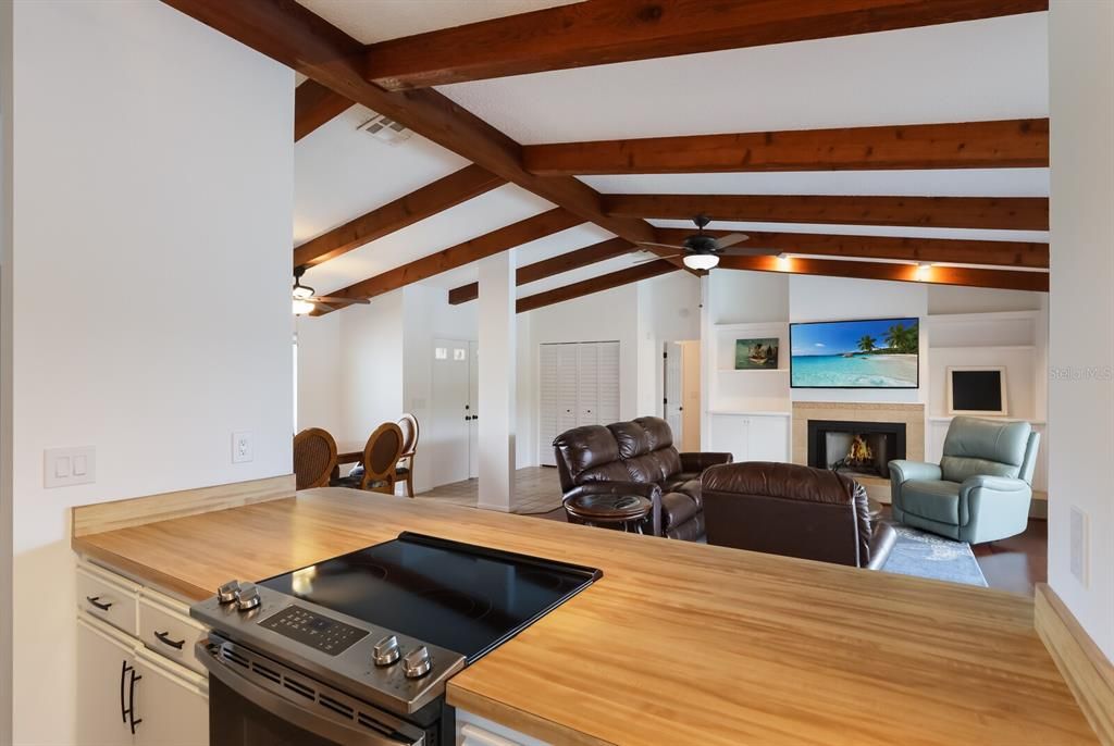 Active With Contract: $4,195 (3 beds, 3 baths, 1706 Square Feet)