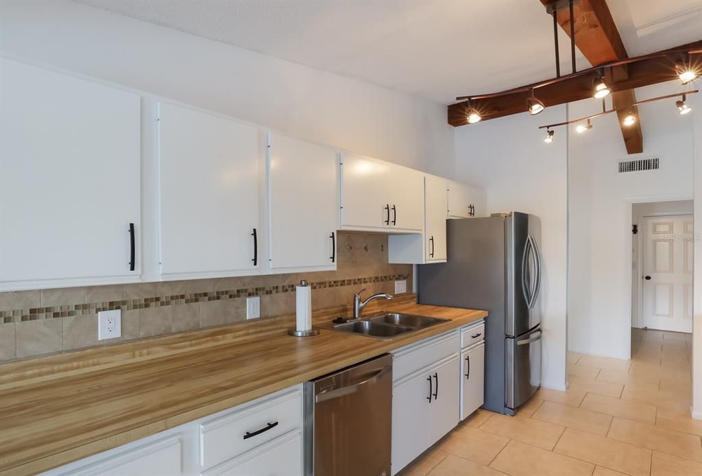 Active With Contract: $4,195 (3 beds, 3 baths, 1706 Square Feet)