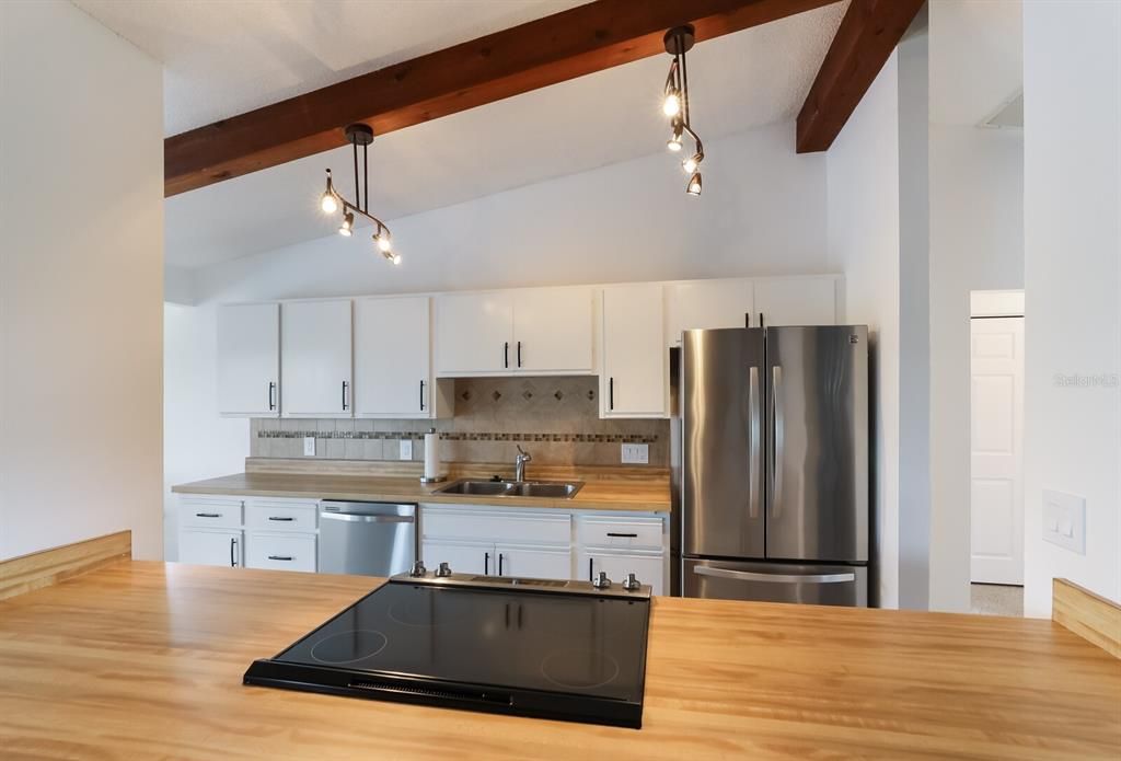 Active With Contract: $4,195 (3 beds, 3 baths, 1706 Square Feet)