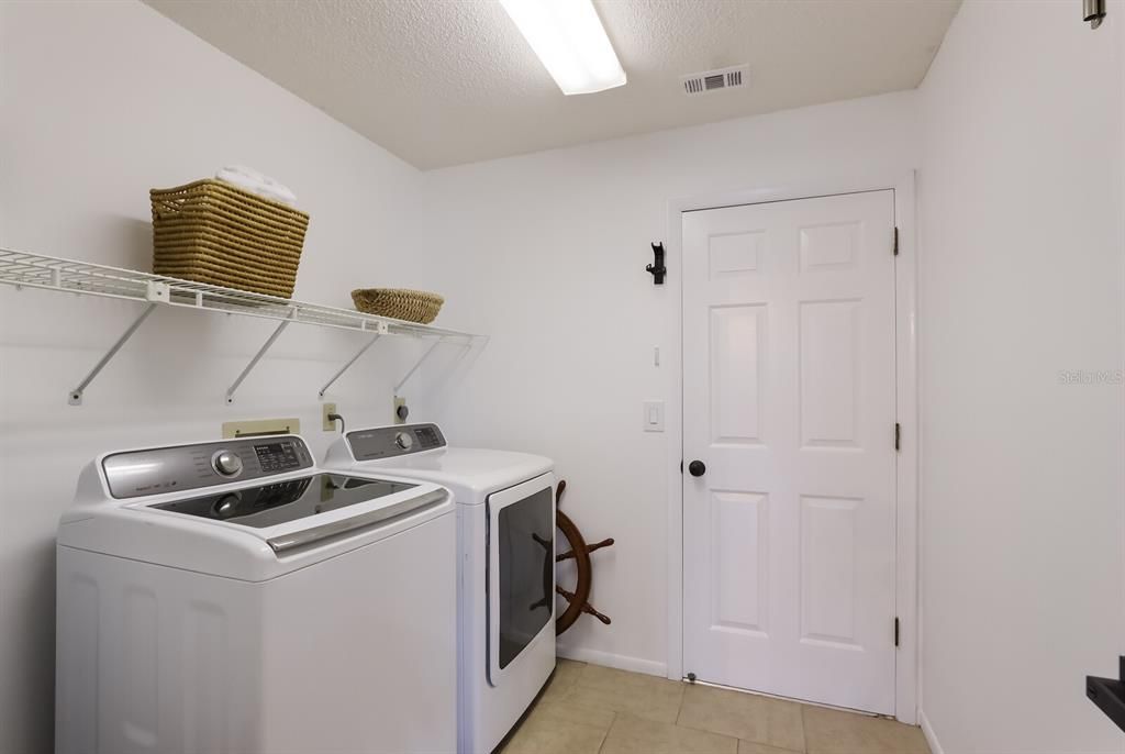 Active With Contract: $4,195 (3 beds, 3 baths, 1706 Square Feet)