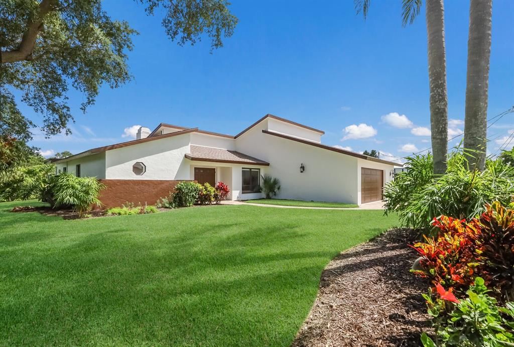 Active With Contract: $4,195 (3 beds, 3 baths, 1706 Square Feet)