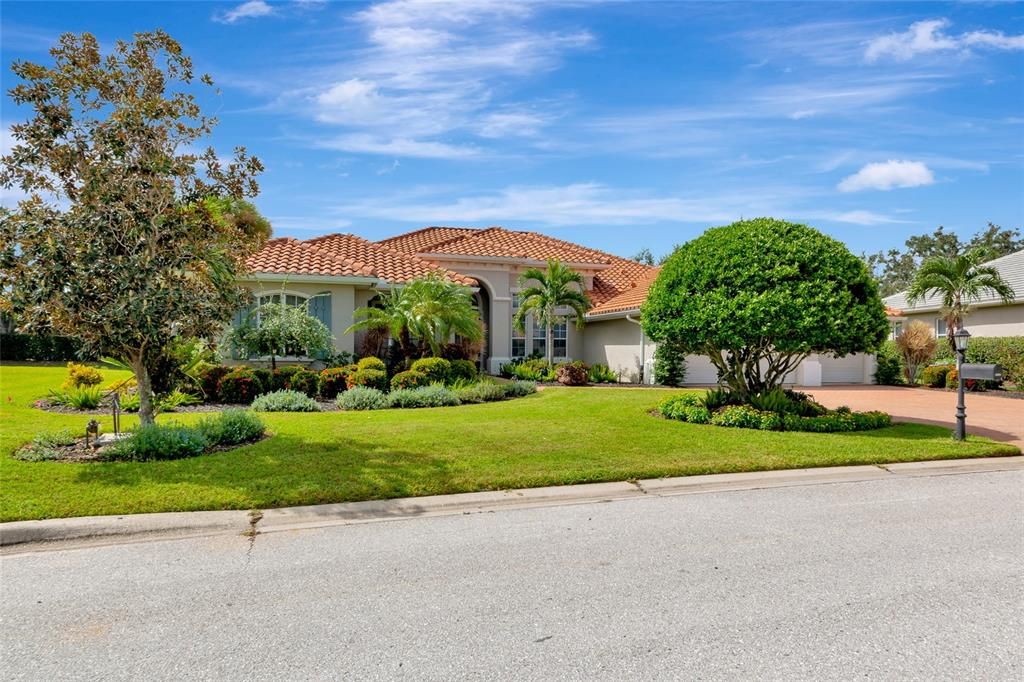 最近售出: $939,900 (4 贝兹, 4 浴室, 3318 平方英尺)