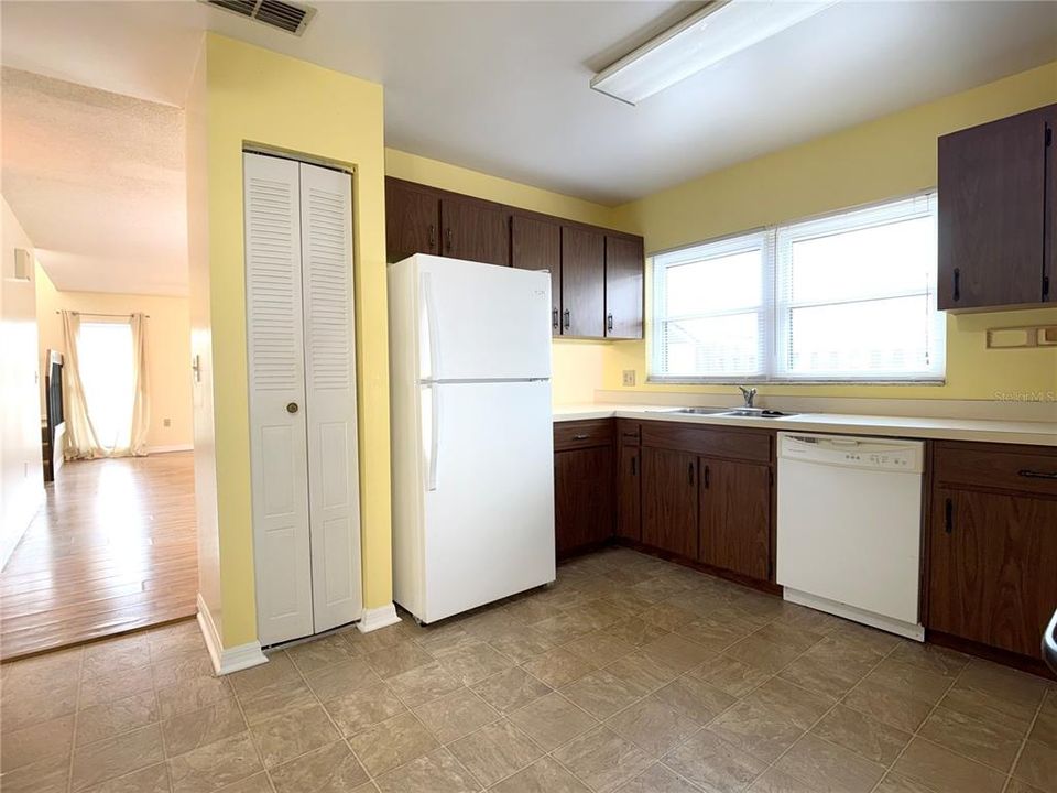 For Rent: $1,399 (3 beds, 2 baths, 1586 Square Feet)