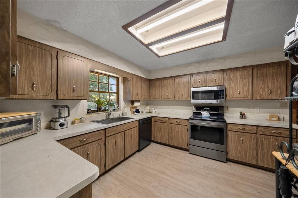 Active With Contract: $389,900 (4 beds, 2 baths, 2310 Square Feet)