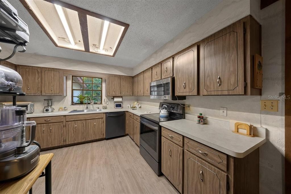 Active With Contract: $389,900 (4 beds, 2 baths, 2310 Square Feet)