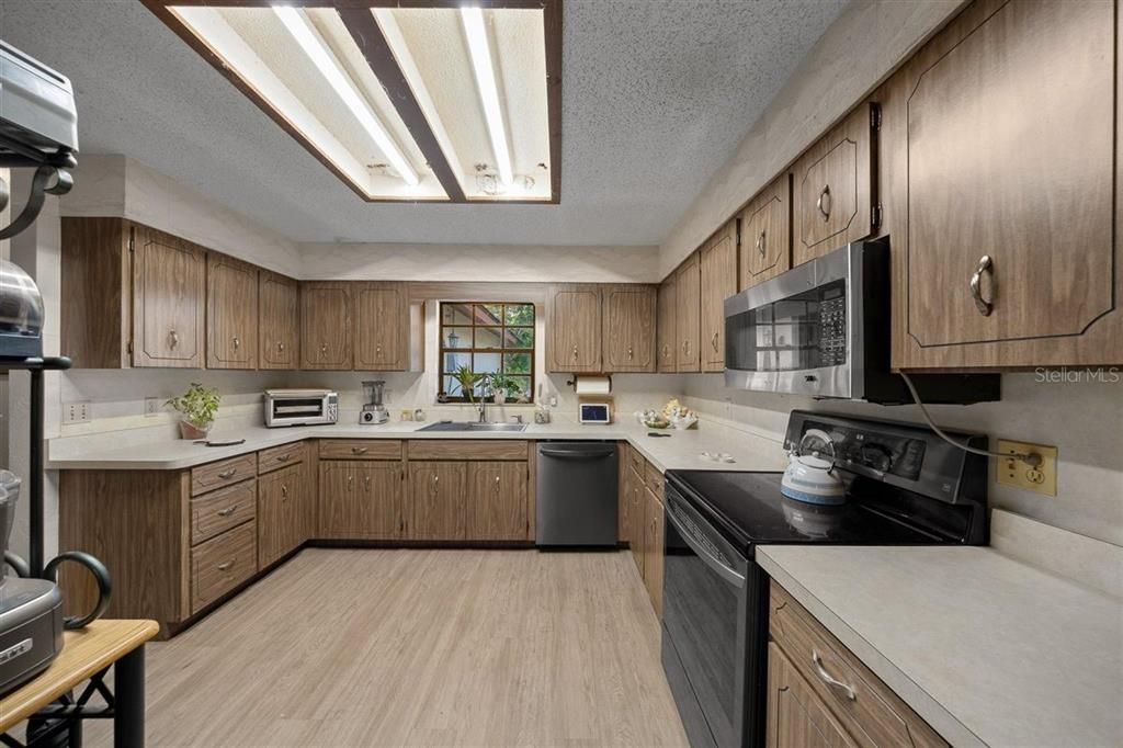 Active With Contract: $389,900 (4 beds, 2 baths, 2310 Square Feet)