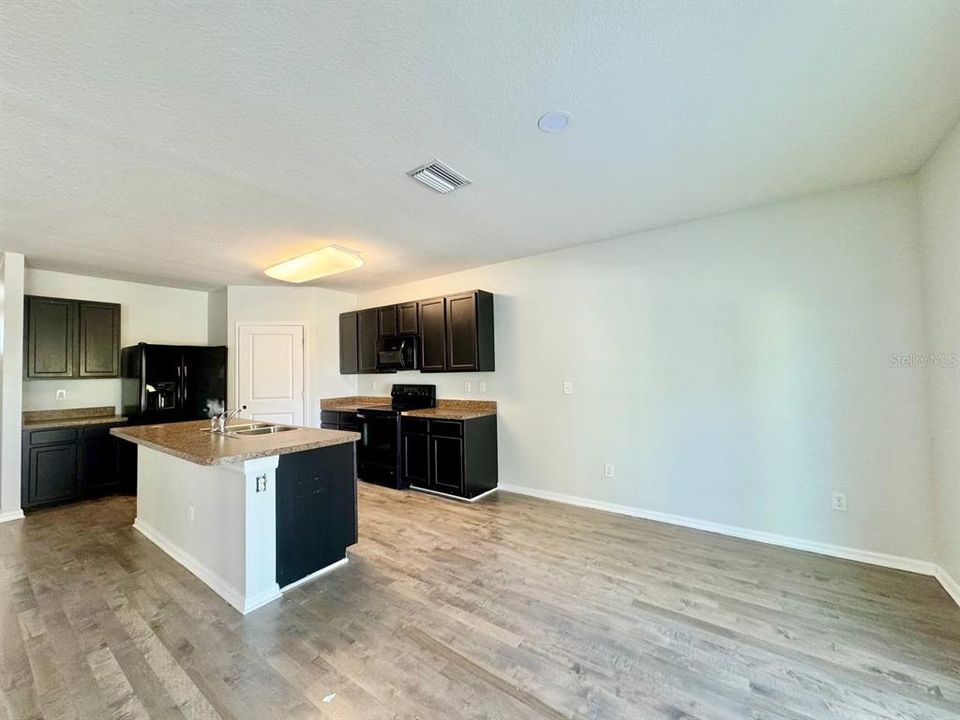 For Rent: $2,500 (5 beds, 2 baths, 2823 Square Feet)