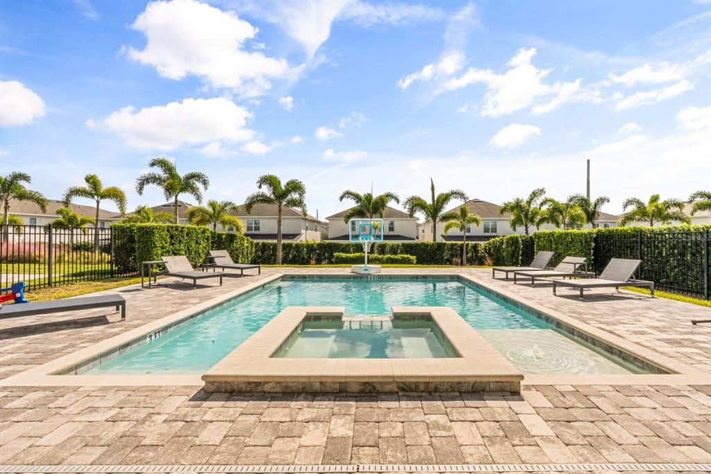 合同活跃: $820,000 (8 贝兹, 6 浴室, 3618 平方英尺)