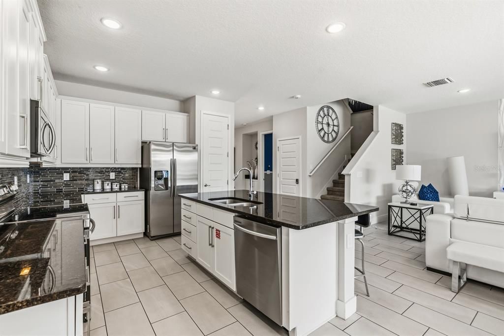 合同活跃: $820,000 (8 贝兹, 6 浴室, 3618 平方英尺)